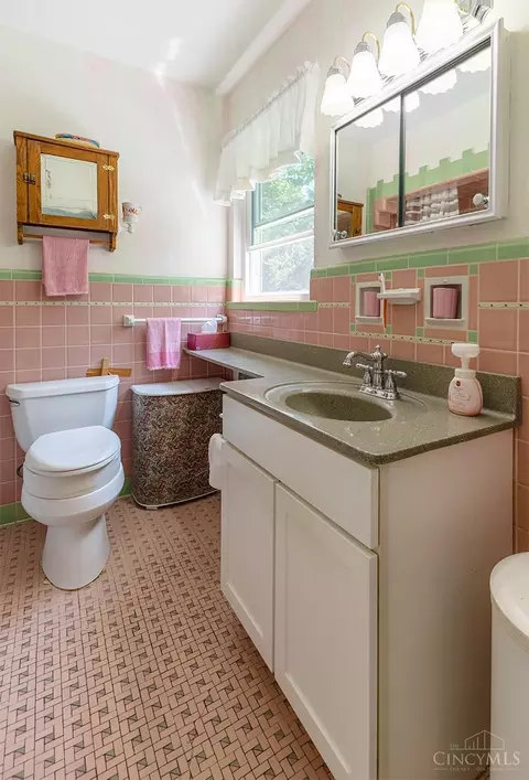 Bath - 1711 Flora Ave, Cincinnati, OH 45231 photo 3 of 4