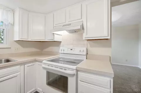 Kitchen - 3528 Bookmark Pl, Maineville, OH 45039 photo 4 of 5