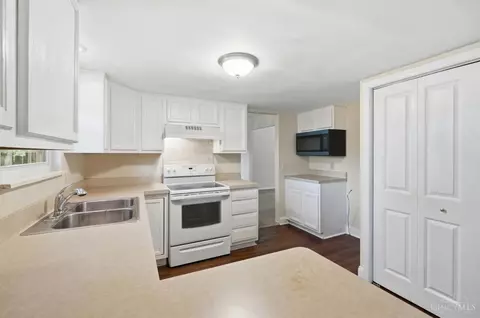 Kitchen - 3528 Bookmark Pl, Maineville, OH 45039 photo 2 of 5