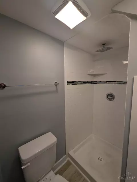 Bath - 741 Epworth Ave, Cincinnati, OH 45232 photo 3 of 3