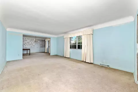 Living - 9350 Sheralee Dr, Cincinnati, OH 45231 photo 4 of 5