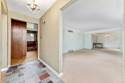 Entry Way - 9350 Sheralee Dr, Cincinnati, OH 45231 photo 1 of 2