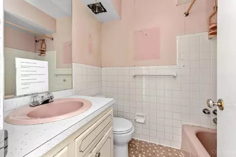 Bath - 9350 Sheralee Dr, Cincinnati, OH 45231 photo 2 of 3