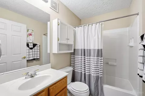 Bath - 5449 Michelles Oak Ct, Cincinnati, OH 45248 photo 3 of 3