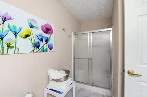 Bath - 5449 Michelles Oak Ct, Cincinnati, OH 45248 photo 2 of 3