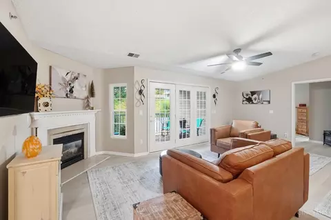 Living - 5449 Michelles Oak Ct, Cincinnati, OH 45248 photo 2 of 3