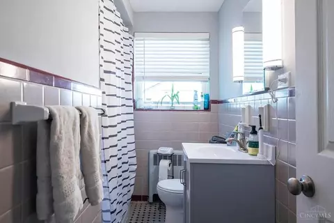 Bath - 1735 Sutton Ave, Cincinnati, OH 45230 photo 1 of 3