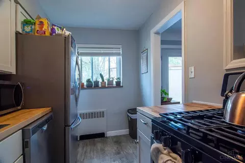 Kitchen - 1735 Sutton Ave, Cincinnati, OH 45230 photo 2 of 8