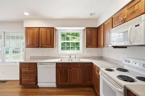Kitchen - 9640 Millbrook Dr, Cincinnati, OH 45231 photo 2 of 4