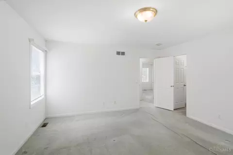 Bedroom - 9640 Millbrook Dr, Cincinnati, OH 45231 photo 2 of 7