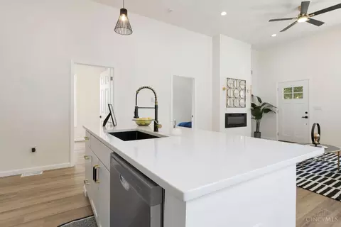 Kitchen - 4704 Ward St, Cincinnati, OH 45227 photo 5 of 5