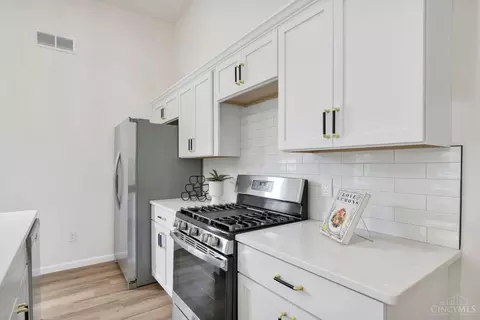 Kitchen - 4704 Ward St, Cincinnati, OH 45227 photo 4 of 5
