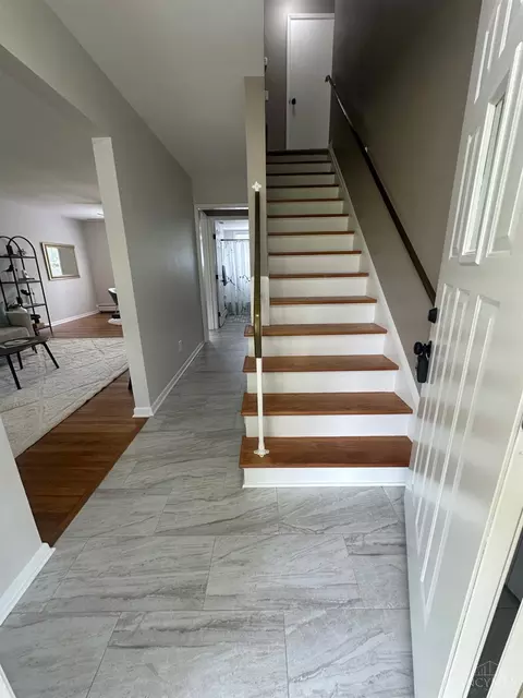 Entry Way - 2715 Powell Dr, Cincinnati, OH 45211 photo 2 of 8