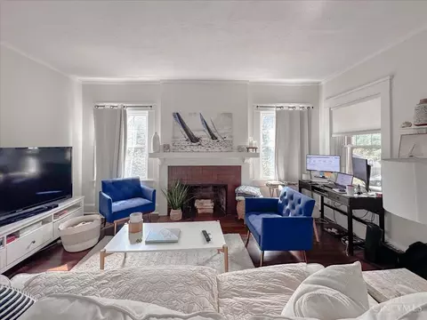 Living - 2515 Hackberry St, Cincinnati, OH 45206 photo 1 of 6
