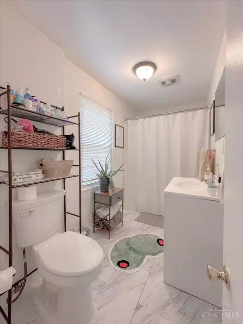 Bath - 2515 Hackberry St, Cincinnati, OH 45206 photo 2 of 3
