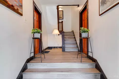 Entry Way - 3025 Gilbert Ave, Cincinnati, OH 45206 photo 2 of 5