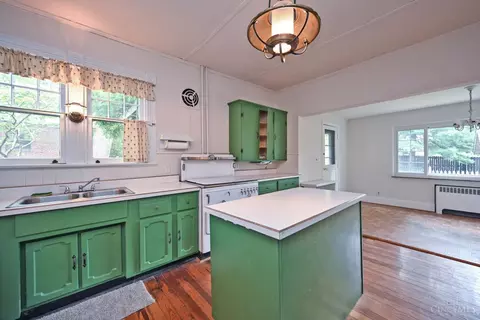 Kitchen - 1652 Beacon St, Cincinnati, OH 45230 photo 1 of 5