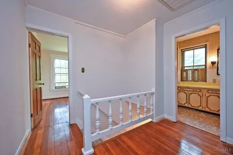 Entry Way - 1652 Beacon St, Cincinnati, OH 45230 photo 3 of 3