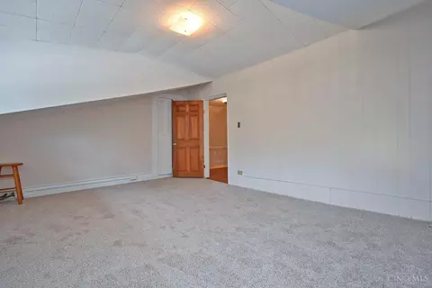 Bedroom - 1652 Beacon St, Cincinnati, OH 45230 photo 6 of 8