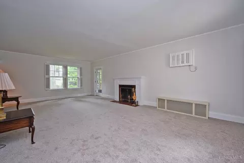 Living - 1652 Beacon St, Cincinnati, OH 45230 photo 2 of 7
