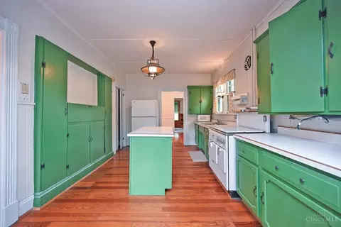 Kitchen - 1652 Beacon St, Cincinnati, OH 45230 photo 4 of 5