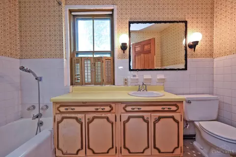 Bath - 1652 Beacon St, Cincinnati, OH 45230 photo 1 of 1