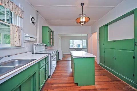 Kitchen - 1652 Beacon St, Cincinnati, OH 45230 photo 2 of 5
