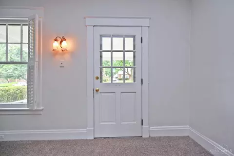 Entry Way - 1652 Beacon St, Cincinnati, OH 45230 photo 1 of 3