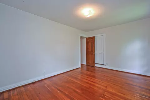 Bedroom - 1652 Beacon St, Cincinnati, OH 45230 photo 3 of 8
