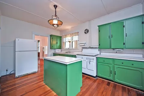 Kitchen - 1652 Beacon St, Cincinnati, OH 45230 photo 3 of 5