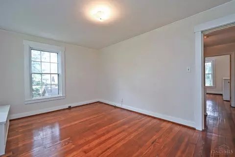 Bedroom - 1652 Beacon St, Cincinnati, OH 45230 photo 2 of 8