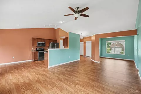 Living - 1079 Spruce Gln, Morrow, OH 45152 photo 3 of 5