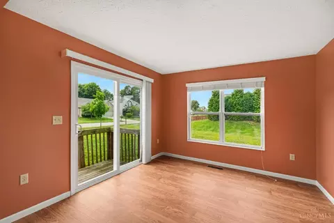 Living - 1079 Spruce Gln, Morrow, OH 45152 photo 4 of 5