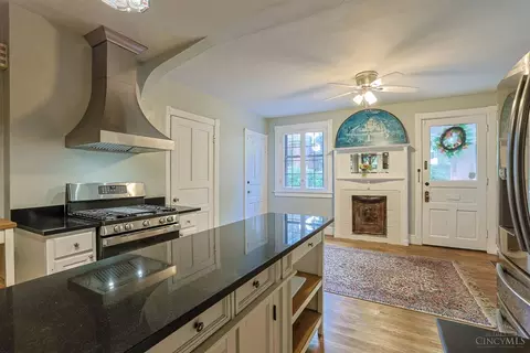 Kitchen - 445 Ludlow Ave, Cincinnati, OH 45220 photo 3 of 6