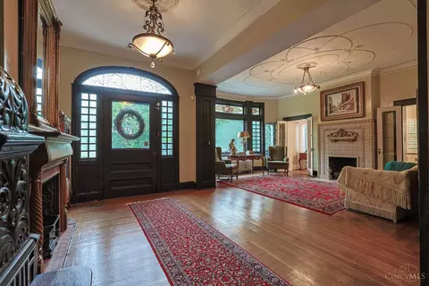 Entry Way - 445 Ludlow Ave, Cincinnati, OH 45220 photo 2 of 6