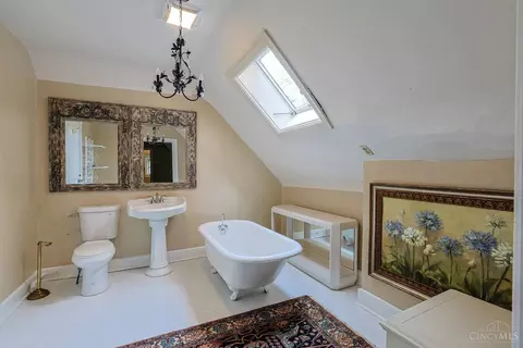 Bath - 445 Ludlow Ave, Cincinnati, OH 45220 photo 6 of 7