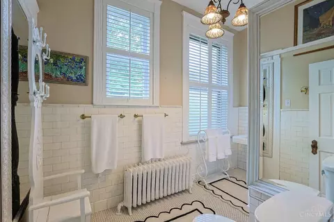 Bath - 445 Ludlow Ave, Cincinnati, OH 45220 photo 3 of 7