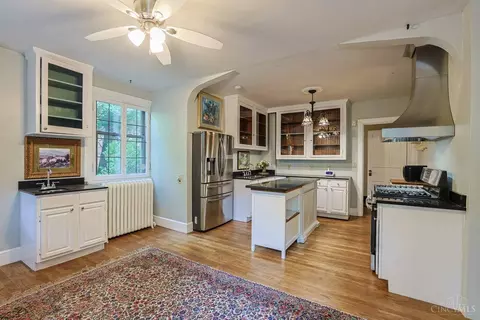 Kitchen - 445 Ludlow Ave, Cincinnati, OH 45220 photo 2 of 6