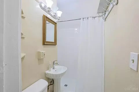 Bath - 445 Ludlow Ave, Cincinnati, OH 45220 photo 7 of 7