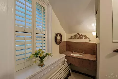Bath - 445 Ludlow Ave, Cincinnati, OH 45220 photo 2 of 7