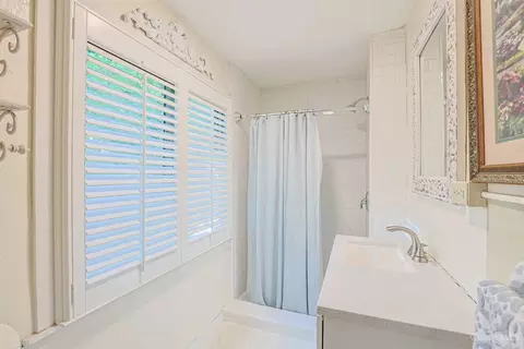 Bath - 445 Ludlow Ave, Cincinnati, OH 45220 photo 1 of 7
