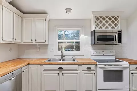 Kitchen - 481 Sharon Rd, Glendale, OH 45246 photo 4 of 6