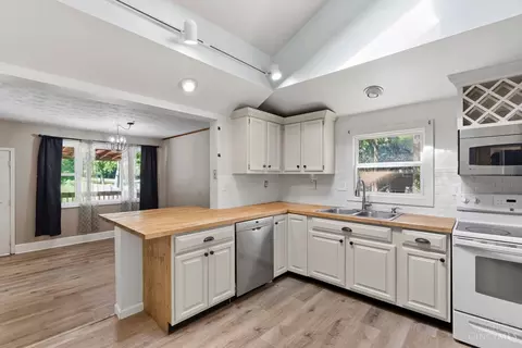 Kitchen - 481 Sharon Rd, Glendale, OH 45246 photo 3 of 6