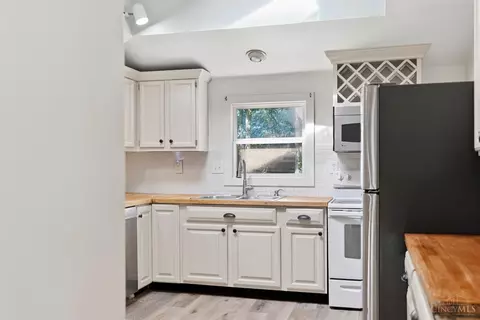 Kitchen - 481 Sharon Rd, Glendale, OH 45246 photo 6 of 6