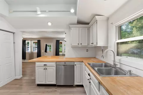 Kitchen - 481 Sharon Rd, Glendale, OH 45246 photo 5 of 6