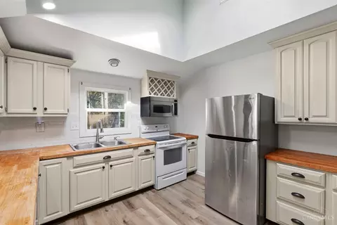 Kitchen - 481 Sharon Rd, Glendale, OH 45246 photo 2 of 6