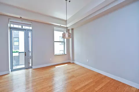 Living - 15 Fourth St, Cincinnati, OH 45202 photo 4 of 14