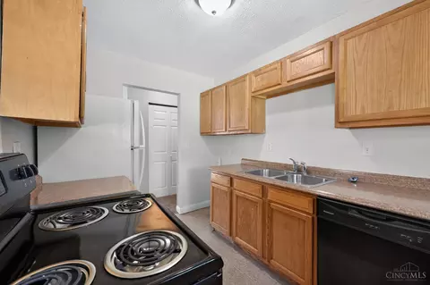 Kitchen - 8745 Daly Rd, Cincinnati, OH 45231 photo 1 of 4