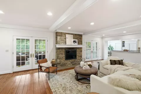 Living - 2780 Walsh Rd, Cincinnati, OH 45208 photo 1 of 9