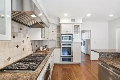 Kitchen - 2780 Walsh Rd, Cincinnati, OH 45208 photo 4 of 9